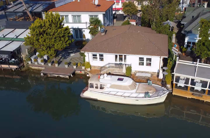 Four-Bedroom Waterfront House in Anadolu Hisarı - Image 1