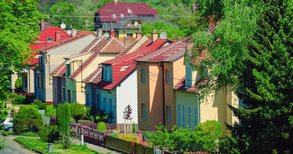 What are the Advantages of Living in a Detached House?