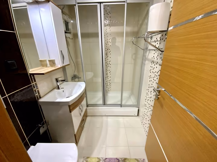 Altinkum main shower bathroom