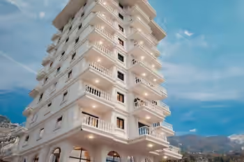 شقق على شاطئ البحر بالقرب من المرافق الاجتماعية في ألانيا، تركيا