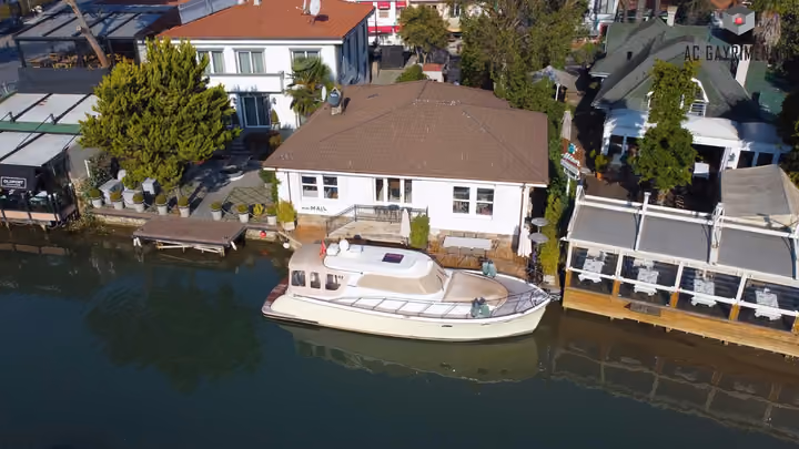 Four-Bedroom Waterfront House in Anadolu Hisarı - Image 18