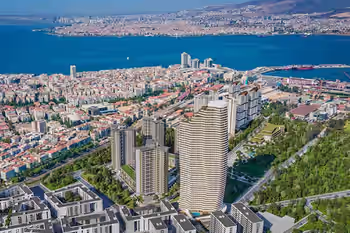 Элитные квартиры с видом на море в башне возле метро в Измире, Турция