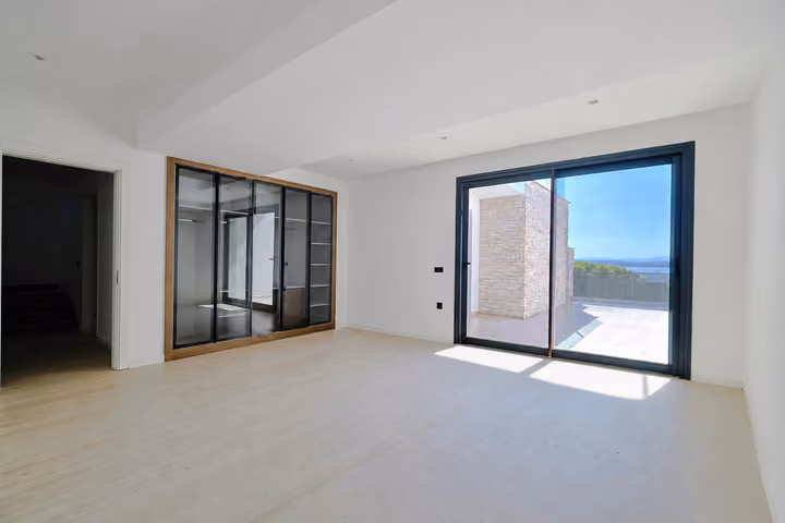 Spacious Empty Room Terrace at the detached villa in Ardıç, Çeşme.