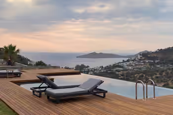 Виллы с видом на море и живописными бассейнами в Бодруме, Турция