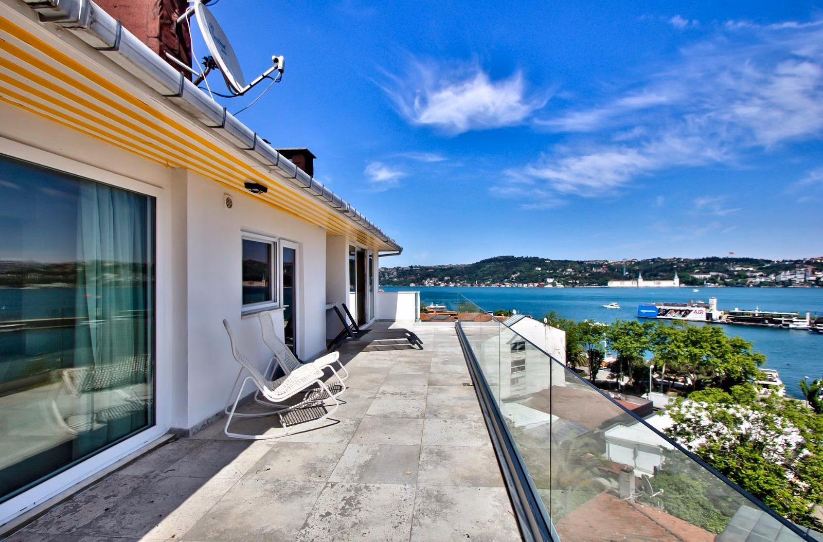 One Bedroom Bosphorus View Apartment with Terrace in Beşiktaş