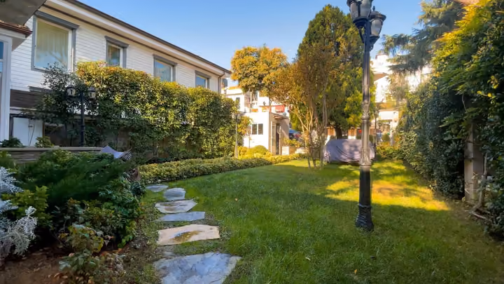 Four-Bedroom Waterfront House in Anadolu Hisarı - Image 11