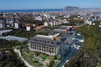 شقق دوبلكس واسعة بالقرب من شاطئ البحر في ألانيا، تركيا