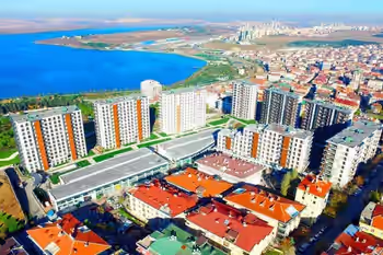 Центральное расположение Резиденции с видом на озеро в Кючюкчекмедже, Стамбул