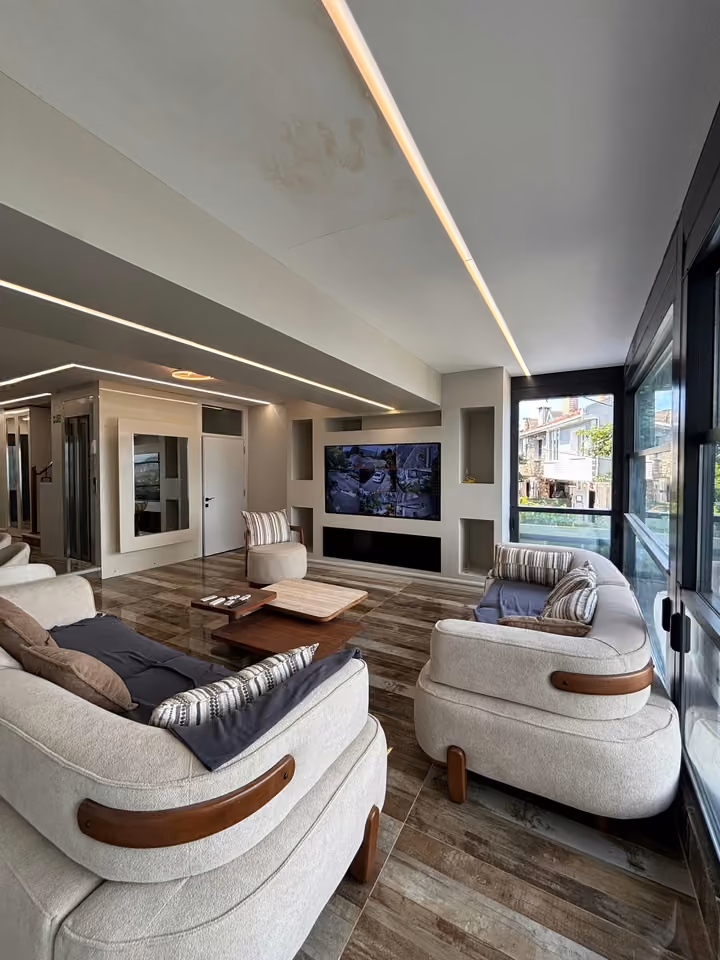Furnished living room and media wall in the Beylikduzu villa.