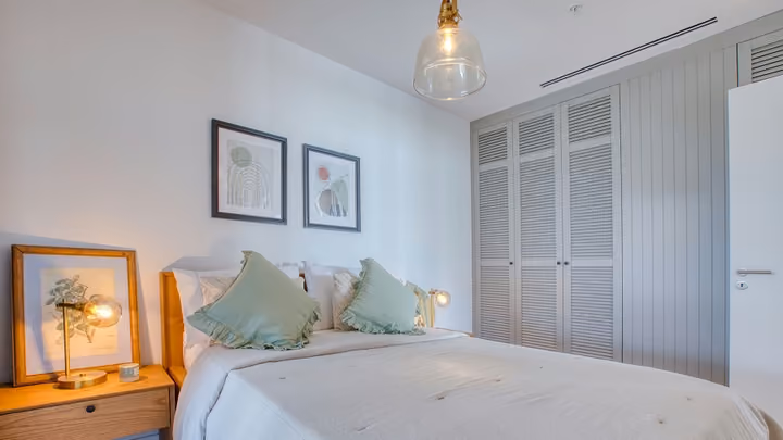 Double bedroom with fitted wardrobes in Boyalik, Cesme.