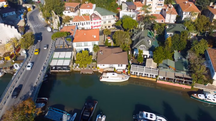 Four-Bedroom Waterfront House in Anadolu Hisarı - Image 17