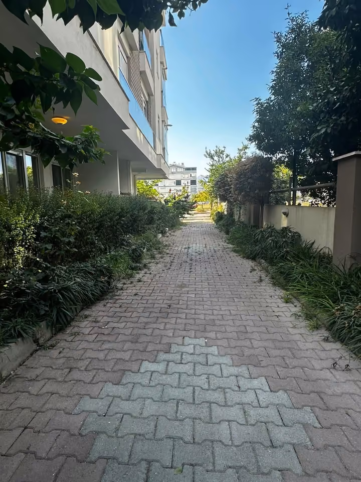 Liman landscaped residential walkway