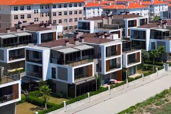 Квартиры с зонами отдыха на берегу моря в Измире, Турция