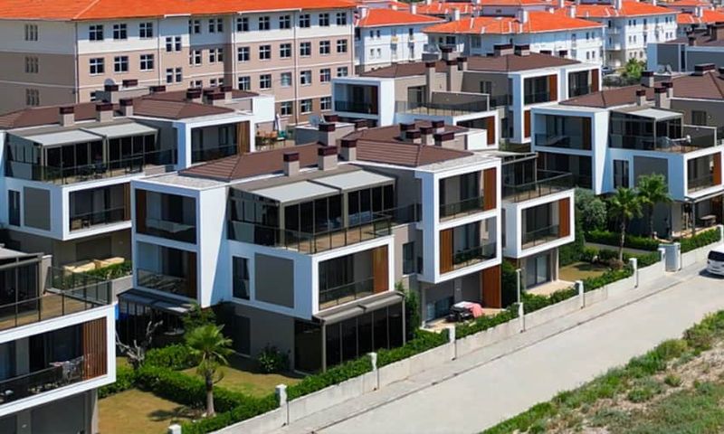 Beachside Apartments with Recreational Facilities in Izmir, Turkey