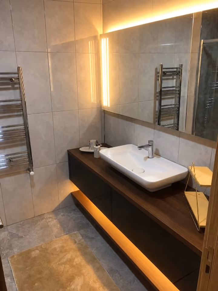 Bathroom with washbasin and shower enclosure.