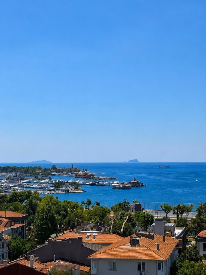 Three-Bedroom Apartment with Full Sea Views in Kadikoy - Image 7