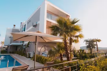 Квартиры с зонами отдыха на берегу моря в Измире, Турция